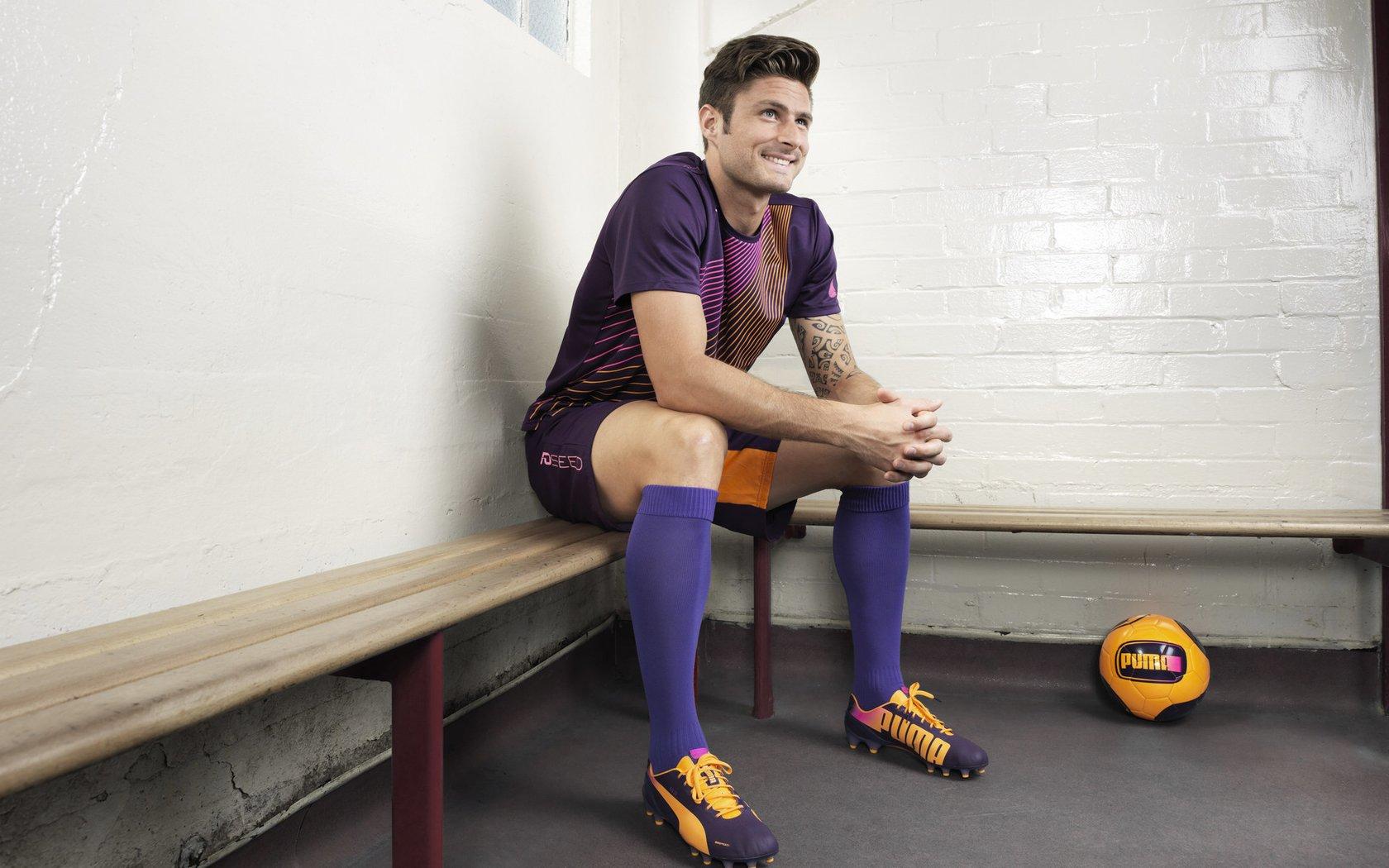 传奇归来!伊涅斯塔惊喜现身巴萨训练场,深情拥抱佩德里、亚马尔传承红蓝火种